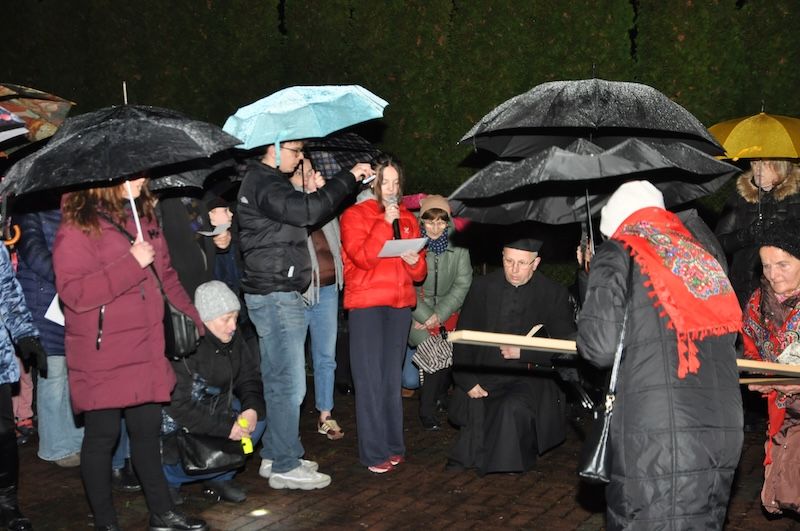 Droga Krzyżowa wokół kościoła /fot.: J. Kwapniewski/